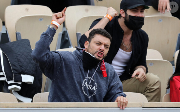 Kev Adams est venu encourager son ami Stanislas Wawrinka qui jouait face à Henri Gaston lors du tournoi de tennis des Internationaux de Roland Garros à Paris. Le 2 octobre 2020 © Dominique Jacovides / Bestimage