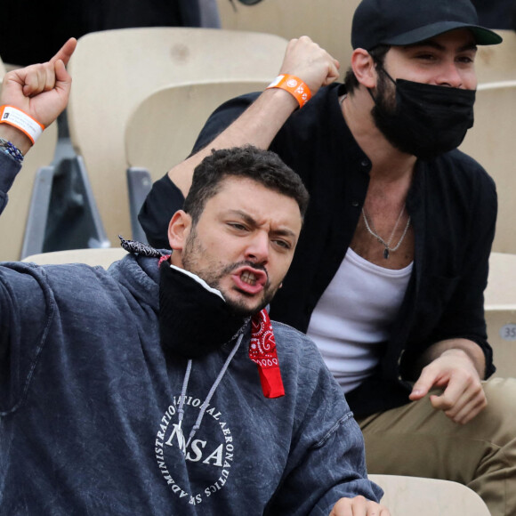 Kev Adams est venu encourager son ami Stanislas Wawrinka qui jouait face à Henri Gaston lors du tournoi de tennis des Internationaux de Roland Garros à Paris. Le 2 octobre 2020 © Dominique Jacovides / Bestimage