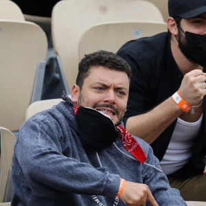 Kev Adams est venu encourager son ami Stanislas Wawrinka qui jouait face à Henri Gaston lors du tournoi de tennis des Internationaux de Roland Garros à Paris. Le 2 octobre 2020 © Dominique Jacovides / Bestimage