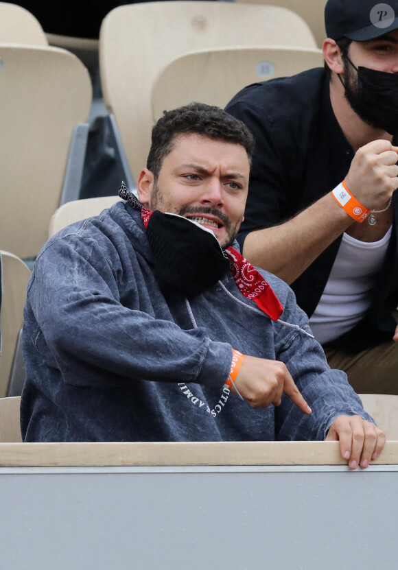 Kev Adams est venu encourager son ami Stanislas Wawrinka qui jouait face à Henri Gaston lors du tournoi de tennis des Internationaux de Roland Garros à Paris. Le 2 octobre 2020 © Dominique Jacovides / Bestimage