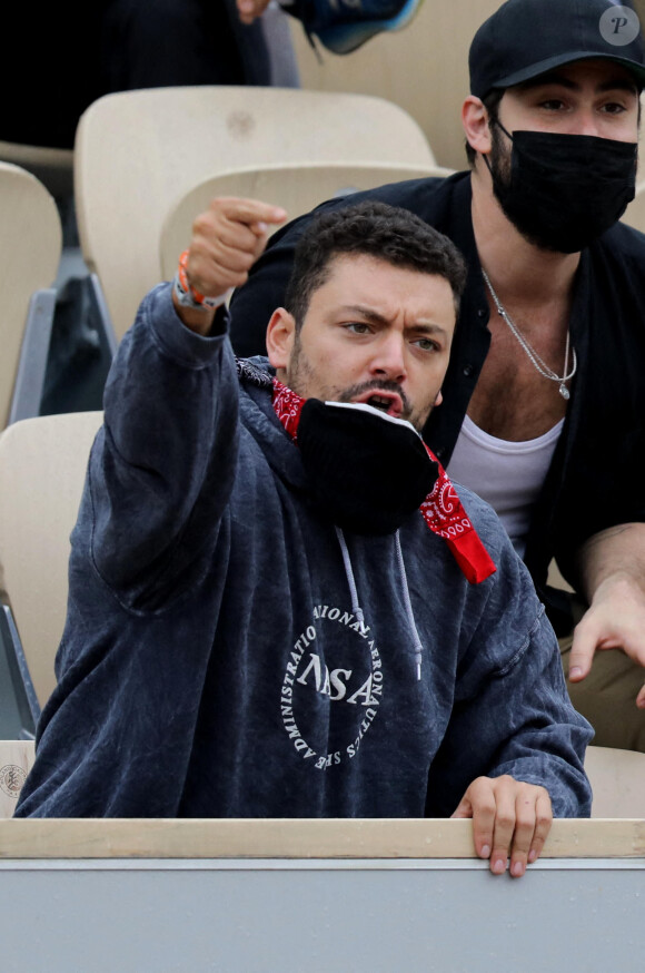 Kev Adams est venu encourager son ami Stanislas Wawrinka qui jouait face à Henri Gaston lors du tournoi de tennis des Internationaux de Roland Garros à Paris. Le 2 octobre 2020 © Dominique Jacovides / Bestimage