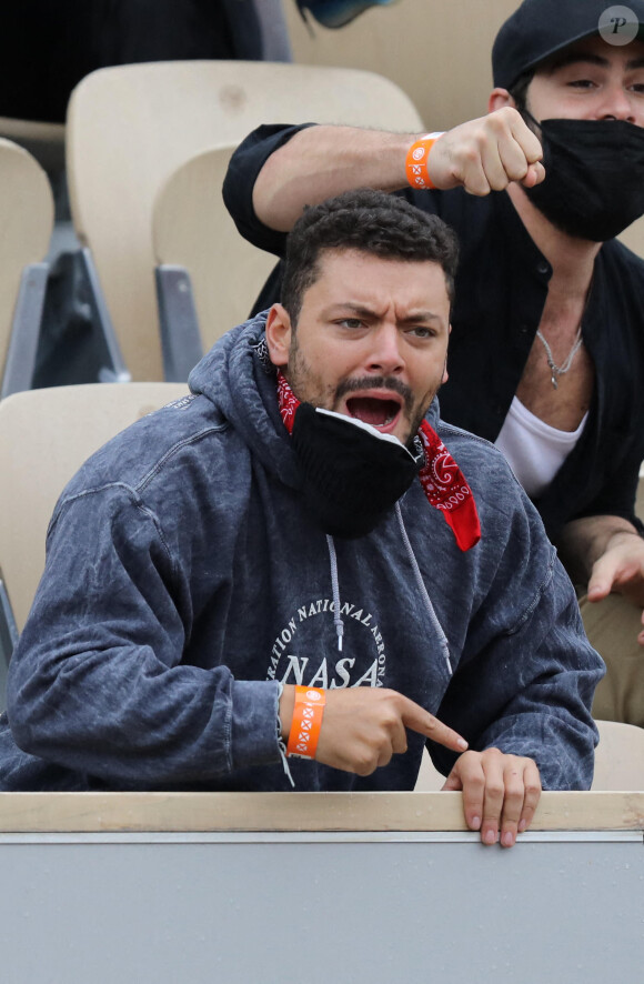 Kev Adams est venu encourager son ami Stanislas Wawrinka qui jouait face à Henri Gaston lors du tournoi de tennis des Internationaux de Roland Garros à Paris. Le 2 octobre 2020 © Dominique Jacovides / Bestimage