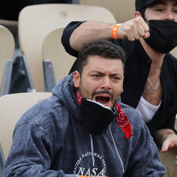 Kev Adams est venu encourager son ami Stanislas Wawrinka qui jouait face à Henri Gaston lors du tournoi de tennis des Internationaux de Roland Garros à Paris. Le 2 octobre 2020 © Dominique Jacovides / Bestimage