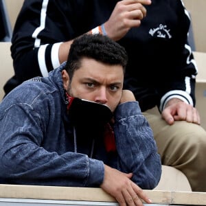 Kev Adams est venu encourager son ami Stanislas Wawrinka qui jouait face à Henri Gaston lors du tournoi de tennis des Internationaux de Roland Garros à Paris. Le 2 octobre 2020 © Dominique Jacovides / Bestimage