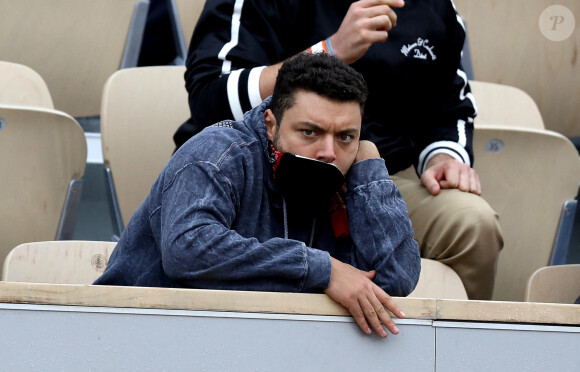 Kev Adams est venu encourager son ami Stanislas Wawrinka qui jouait face à Henri Gaston lors du tournoi de tennis des Internationaux de Roland Garros à Paris. Le 2 octobre 2020 © Dominique Jacovides / Bestimage