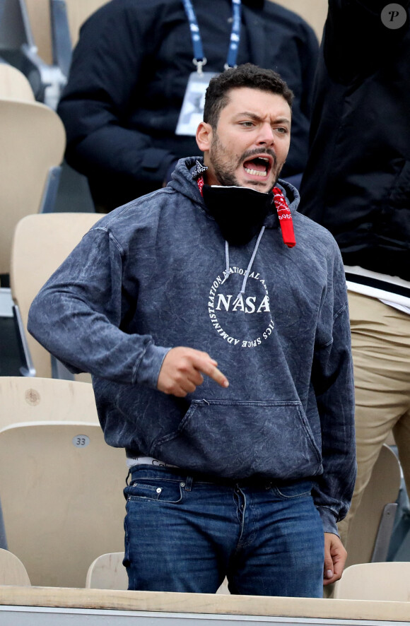 Kev Adams est venu encourager son ami Stanislas Wawrinka qui jouait face à Henri Gaston lors du tournoi de tennis des Internationaux de Roland Garros à Paris. Le 2 octobre 2020 © Dominique Jacovides / Bestimage