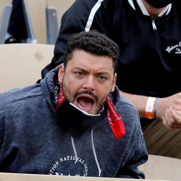 Kev Adams est venu encourager son ami Stanislas Wawrinka qui jouait face à Henri Gaston lors du tournoi de tennis des Internationaux de Roland Garros à Paris. Le 2 octobre 2020 © Dominique Jacovides / Bestimage