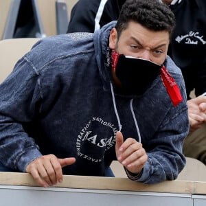 Kev Adams est venu encourager son ami Stanislas Wawrinka qui jouait face à Henri Gaston lors du tournoi de tennis des Internationaux de Roland Garros à Paris. Le 2 octobre 2020 © Dominique Jacovides / Bestimage