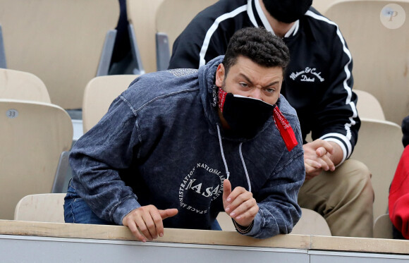 Kev Adams est venu encourager son ami Stanislas Wawrinka qui jouait face à Henri Gaston lors du tournoi de tennis des Internationaux de Roland Garros à Paris. Le 2 octobre 2020 © Dominique Jacovides / Bestimage