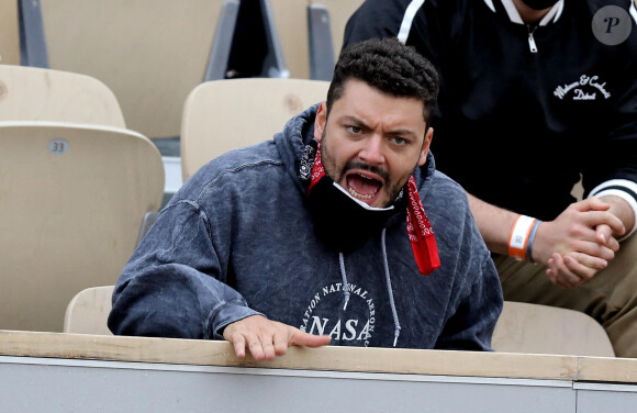Kev Adams est venu encourager son ami Stanislas Wawrinka qui jouait face à Henri Gaston lors du tournoi de tennis des Internationaux de Roland Garros à Paris. Le 2 octobre 2020 © Dominique Jacovides / Bestimage