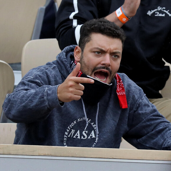 Kev Adams est venu encourager son ami Stanislas Wawrinka qui jouait face à Henri Gaston lors du tournoi de tennis des Internationaux de Roland Garros à Paris. Le 2 octobre 2020 © Dominique Jacovides / Bestimage