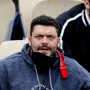 Kev Adams est venu encourager son ami Stanislas Wawrinka qui jouait face à Henri Gaston lors du tournoi de tennis des Internationaux de Roland Garros à Paris. Le 2 octobre 2020 © Dominique Jacovides / Bestimage