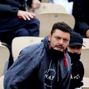 Kev Adams est venu encourager son ami Stanislas Wawrinka qui jouait face à Henri Gaston lors du tournoi de tennis des Internationaux de Roland Garros à Paris. Le 2 octobre 2020 © Dominique Jacovides / Bestimage