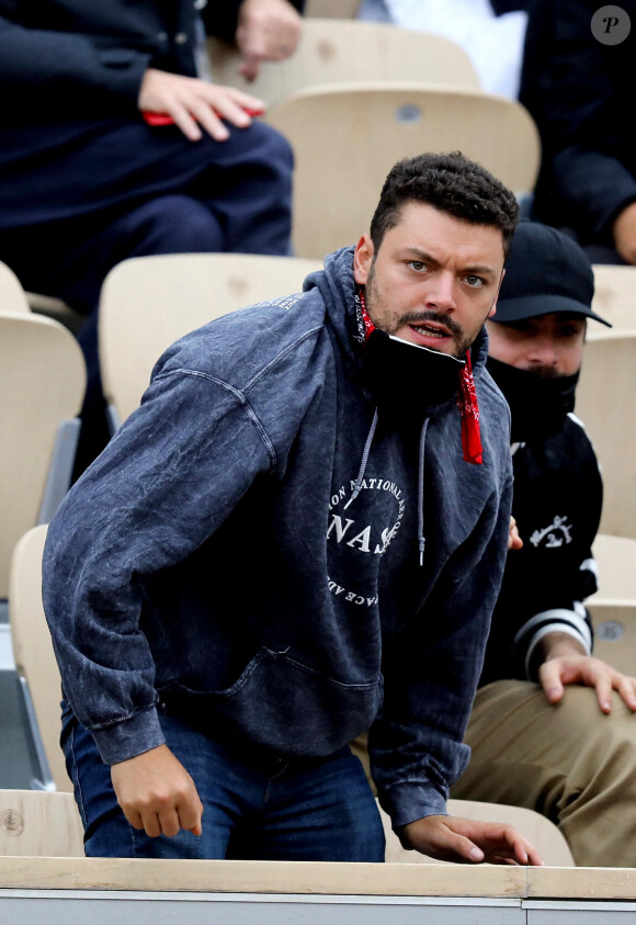Kev Adams est venu encourager son ami Stanislas Wawrinka qui jouait face à Henri Gaston lors du tournoi de tennis des Internationaux de Roland Garros à Paris. Le 2 octobre 2020 © Dominique Jacovides / Bestimage