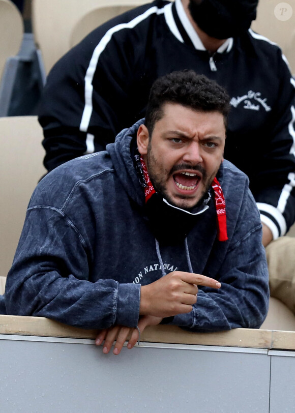 Kev Adams est venu encourager son ami Stanislas Wawrinka qui jouait face à Henri Gaston lors du tournoi de tennis des Internationaux de Roland Garros à Paris. Le 2 octobre 2020 © Dominique Jacovides / Bestimage