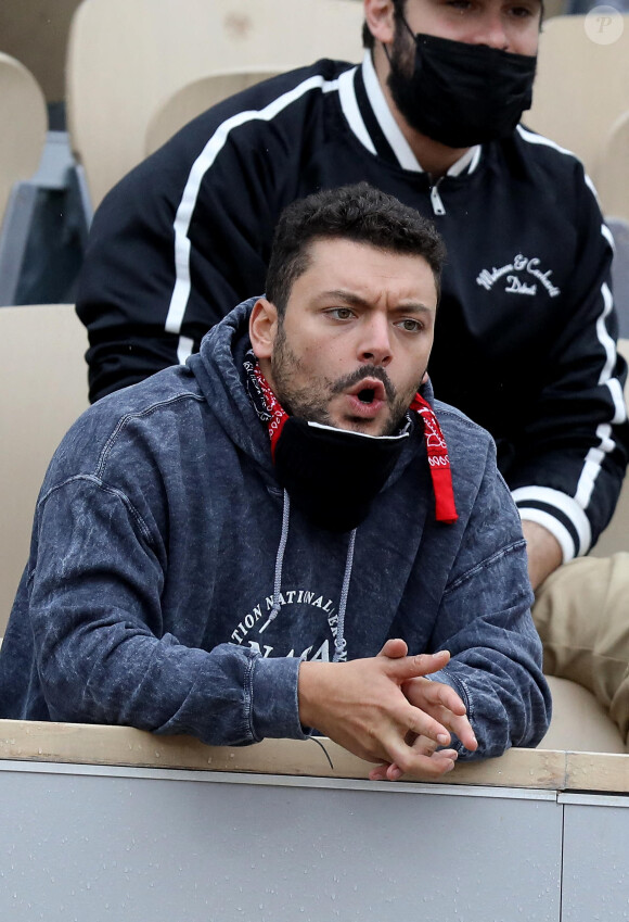 Kev Adams est venu encourager son ami Stanislas Wawrinka qui jouait face à Henri Gaston lors du tournoi de tennis des Internationaux de Roland Garros à Paris. Le 2 octobre 2020 © Dominique Jacovides / Bestimage