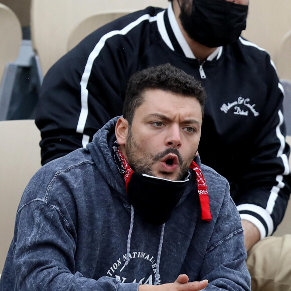Kev Adams est venu encourager son ami Stanislas Wawrinka qui jouait face à Henri Gaston lors du tournoi de tennis des Internationaux de Roland Garros à Paris. Le 2 octobre 2020 © Dominique Jacovides / Bestimage