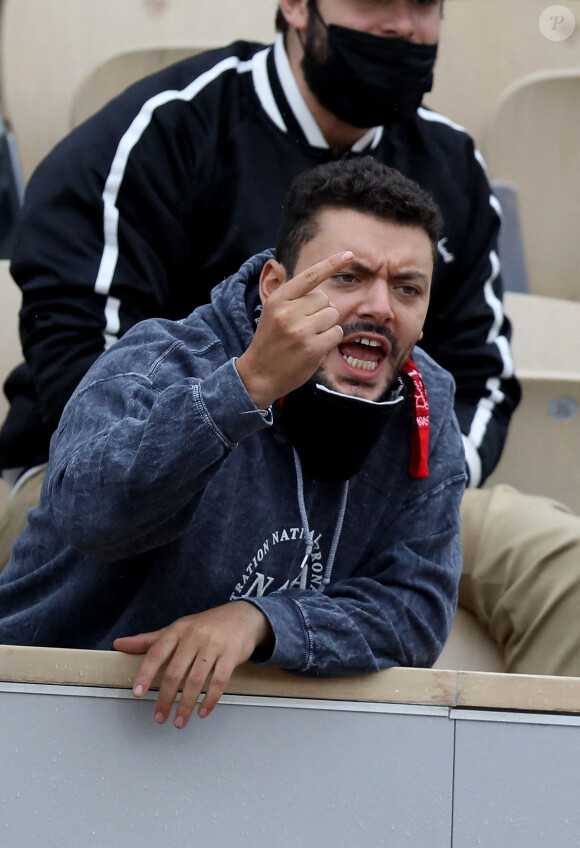 Kev Adams est venu encourager son ami Stanislas Wawrinka qui jouait face à Henri Gaston lors du tournoi de tennis des Internationaux de Roland Garros à Paris. Le 2 octobre 2020 © Dominique Jacovides / Bestimage