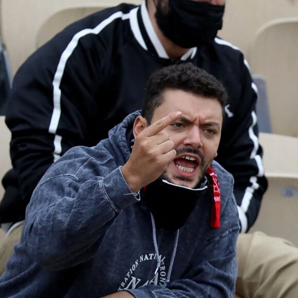 Kev Adams est venu encourager son ami Stanislas Wawrinka qui jouait face à Henri Gaston lors du tournoi de tennis des Internationaux de Roland Garros à Paris. Le 2 octobre 2020 © Dominique Jacovides / Bestimage