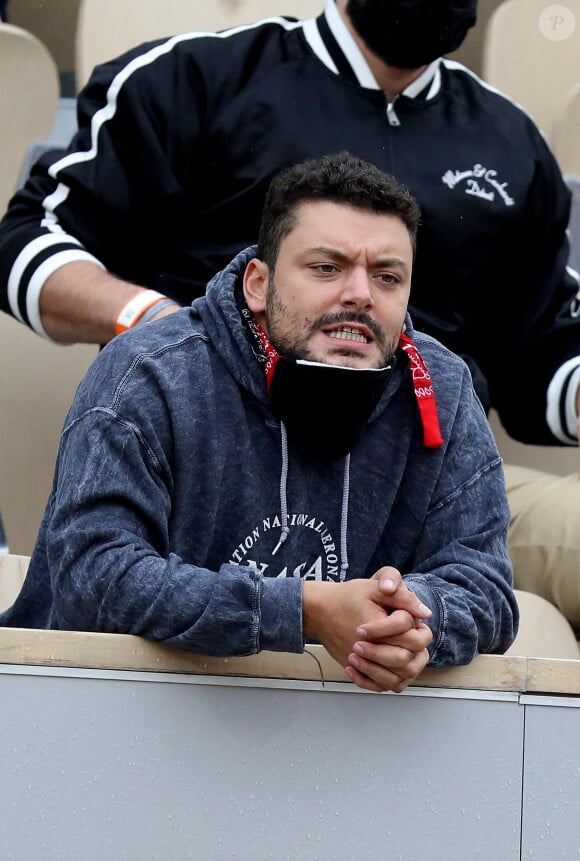 Kev Adams est venu encourager son ami Stanislas Wawrinka qui jouait face à Henri Gaston lors du tournoi de tennis des Internationaux de Roland Garros à Paris. Le 2 octobre 2020 © Dominique Jacovides / Bestimage