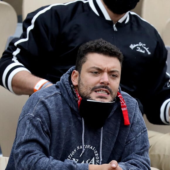 Kev Adams est venu encourager son ami Stanislas Wawrinka qui jouait face à Henri Gaston lors du tournoi de tennis des Internationaux de Roland Garros à Paris. Le 2 octobre 2020 © Dominique Jacovides / Bestimage