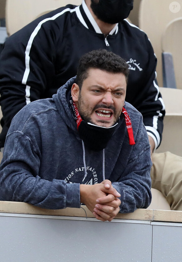 Kev Adams est venu encourager son ami Stanislas Wawrinka qui jouait face à Henri Gaston lors du tournoi de tennis des Internationaux de Roland Garros à Paris. Le 2 octobre 2020 © Dominique Jacovides / Bestimage