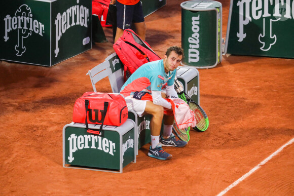 Hugo Gaston (FRA - 239ème mondial, 20ans) élimine Stan Wawrinka (CH - ancien vainqueur du tournoi, 17ème mondial) et file en 8es de finale lors du tournoi de Roland Garros à Paris le 2 octobre 2020. © DOMINIQUE JACOVIDES / BESTIMAGE