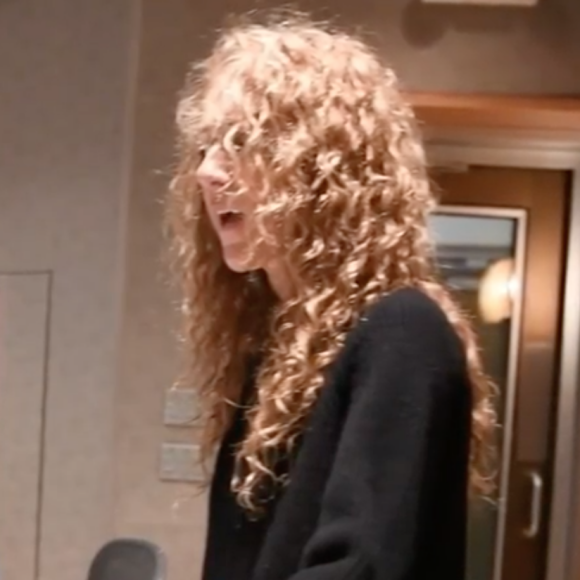 Céline Dion, en studio lors de l'enregistrement de la chanson "The Chase", extraite de l'album "Courage".