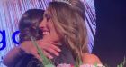 Marine Lorphelin rejoint sa soeur Lou-Anne sur scène, après qu'elle a été sacrée Miss Bourgogne 2020 à Châlon-sur-Saône le 3 octobre 2020.