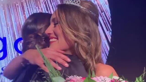 Marine Lorphelin rejoint sa soeur Lou-Anne sur scène, après qu'elle a été sacrée Miss Bourgogne 2020 à Châlon-sur-Saône le 3 octobre 2020.