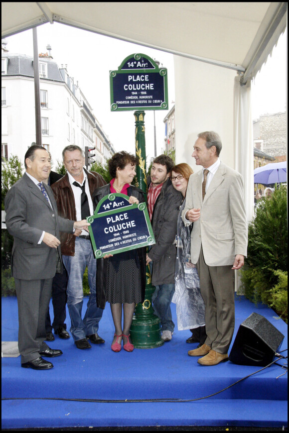 Renaud, Véronique Colucci et son fils Romain, Josiane Balasko, Bertrand Delanoe lors de l'inauguration de la place Coluche dans le 14e arrondissement de Paris.