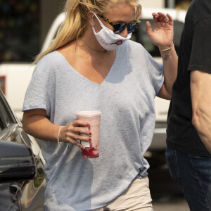 Exclusif - Britney Spears, avec son masque de protection contre le coronavirus (Covid-19) mis à l'envers, fait quelques courses à Calabasas, le 8 septembre 2020. La chanteuse de 38 ans, semblait accompagnée d'un nouvel agent de sécurité. Britney Spears devrait être fixée en octobre prochain sur le nouveau gestionnaire de sa fortune, estimée à 57,4 millions de dollars.