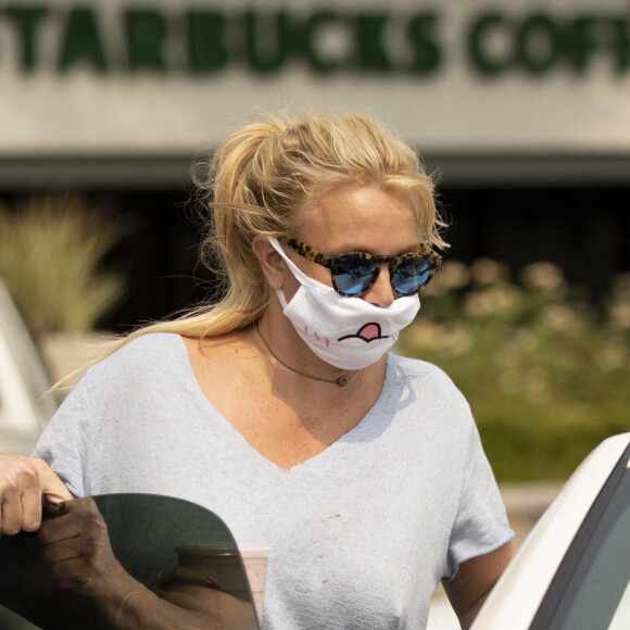 Exclusif  - Britney Spears, avec son masque de protection contre le coronavirus (Covid-19) mis à l'envers, fait quelques courses à Calabasas, le 8 septembre 2020. La chanteuse de 38 ans, semblait accompagnée d'un nouvel agent de sécurité. Britney Spears devrait être fixée en octobre prochain sur le nouveau gestionnaire de sa fortune, estimée à 57,4 millions de dollars.