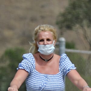 Exclusif - Britney Spears et son compagnon Sam Asghari sortent de leur confinement pour une journée shopping et sportive à Los Angeles le 16 juin 2020. C'est la première fois depuis trois mois que Britney sort de sa maison. Avec Sam, ils sont allés déjeuner au restaurant Islands près de leur domicile dans la vallée de San Fernando. Après une séance shopping chez Nordstrom, Britney fait une balade à vélo puis s'entraine dans un parc, pieds nus, avec son garde du corps.