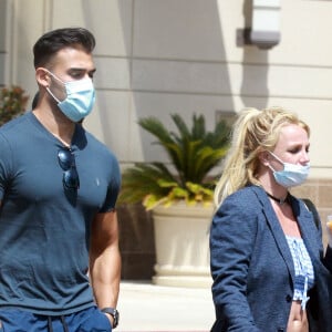 Exclusif - Britney Spears et son compagnon Sam Asghari sortent de leur confinement pour une journée shopping et sportive à Los Angeles le 16 juin 2020. C'est la première fois depuis trois mois que Britney sort de sa maison. Avec Sam, ils sont allés déjeuner au restaurant Islands près de leur domicile dans la vallée de San Fernando. Après une séance shopping chez Nordstrom, Britney fait une balade à vélo puis s'entraine dans un parc, pieds nus, avec son garde du corps.