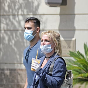 Exclusif - Britney Spears et son compagnon Sam Asghari sortent de leur confinement pour une journée shopping et sportive à Los Angeles le 16 juin 2020. C'est la première fois depuis trois mois que Britney sort de sa maison. Avec Sam, ils sont allés déjeuner au restaurant Islands près de leur domicile dans la vallée de San Fernando. Après une séance shopping chez Nordstrom, Britney fait une balade à vélo puis s'entraine dans un parc, pieds nus, avec son garde du corps.