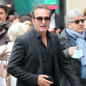 Jean Dujardin - Hommage à Guy Bedos en l'église de Saint-Germain-des-Prés à Paris le 4 juin 2020. 