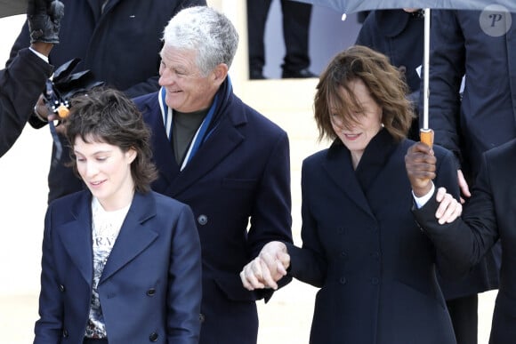 Sigourney Weaver, son mari Jim Simpson et leur fille Charlotte - Sorties du défilé de mode prêt-à-porter automne-hiver 2020/2021 "Dior" à Paris. Le 25 février 2020 © Veeren Ramsamy-Christophe Clovis / Bestimage 