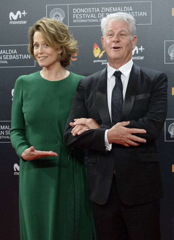 Sigourney Weaver et son mari Jim Simpson à la première de "Monster Calls" lors du 64ème festival du film de San Sebastian
