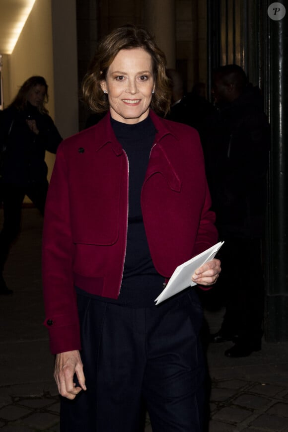 Sigourney Weaver arrive au défilé Hermès "Collection Prêt-à-Porter Automne/Hiver 2020-2021" lors de la Fashion Week de Paris (PFW), le 29 février 2020. 