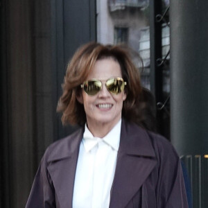 Sigourney Weaver dans les rues de Milan à l'occasion de la fashion week. Le 22 février 2020 