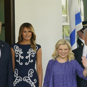 Le président Donald J. Trump, Melania Trump, Première dame, accueillent Benjamin Netanyahu, Premier ministre d'Israël et sa femme Sara Netanyahou pour signer les accords d'Abraham, un traité de paix avec l'État d'Israël à la Maison Blanche à Washington, DC le mardi 15 septembre 2020.