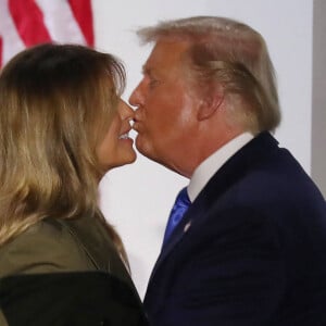 Melania Trump défend le bilan de son mari lors de la Convention nationale républicaine, sous les yeux du président américain Donald Trump à la Maison Blanche à Washington. Le 25 août 2020.