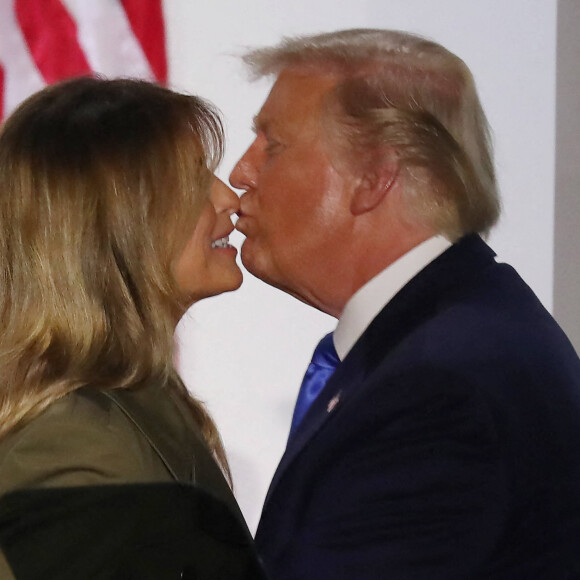 Melania Trump défend le bilan de son mari lors de la Convention nationale républicaine, sous les yeux du président américain Donald Trump à la Maison Blanche à Washington. Le 25 août 2020.