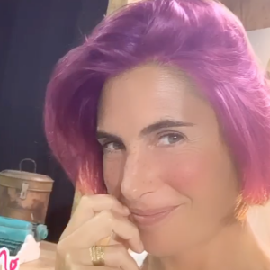 Alessandra Sublet change de couleur de cheveux pour Octobre Rose. Le 10 octobre 2020 sur Instagram.