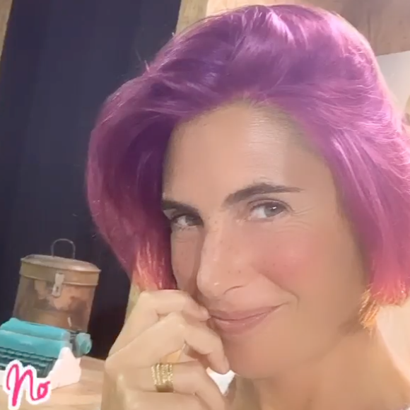 Alessandra Sublet change de couleur de cheveux pour Octobre Rose. Le 10 octobre 2020 sur Instagram.