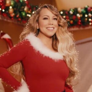 Plus de 25 ans après avoir sorti le désormais emblématique All I Want for Christmas Is You, Mariah Carey l'a mis à jour avec un nouveau clip mettant en vedette ses deux enfants et l'actrice Mykal-Michelle Harris d'ABC's mixed-ish. Alors que la vidéo originale présente des images granuleuses de la maison de la chanteuse célébrant la saison des fêtes et gambadant dans la neige, le nouveau clip réalisé par Joseph Kahn capture l'émerveillement et la magie de l'enfance entourant la saison . Il s'ouvre avec Carey dans le cadre d'un pays des merveilles d'hiver avec des pères Noël, des soldats dansant, des cannes de bonbon géantes. Intitulée Make My Wish Come True Edition, la vidéo présente Carey dans plusieurs tenues, dont une robe rouge à bordures blanches, un clin d'oeil à la vidéo originale. La vidéo arrive à un moment parfait, car la chanson a finalement atteint le numéro 1 sur le Billboard Hot 100 après ses débuts en 1994. C'est la 19e fois que Maria Carey est en tête du classement, lui donnant plus de singles n ° 1 sur le Hot 100 que tout autre artiste solo.