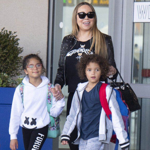 Exclusif - Mariah Carey et ses enfants Moroccan Scott Cannon et Monroe Cannon - Arrivée à l'aéroport JFK à New York le 21 octobre 2019. La superstar de la pop de 49 ans était tout sourire alors qu'elle traversait le terminal vêtue d'une veste à clous noire, d'une chemise Givenchy, de leggings noirs et de bottes à plateforme assorties. Merci de flouter le visage des enfants avant publication