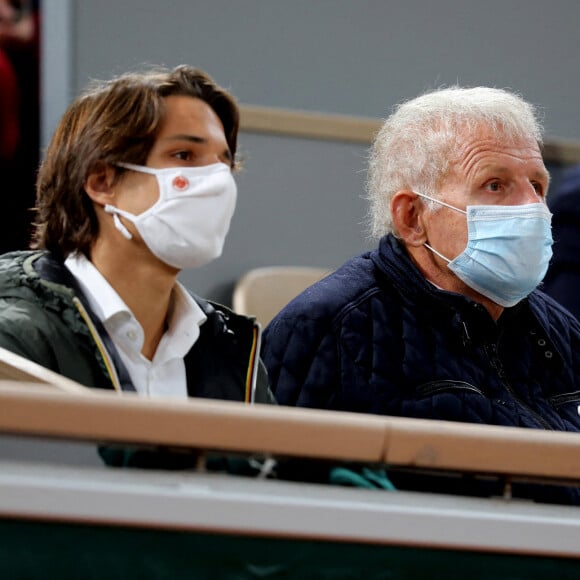 Patrick Poivre D'Arvor et son petit-fis en tribune lors de la finale homme des internationaux de tennis de Roland Garros à Paris remportée par Rafael Nadal en trois set, octobre 2020. © Dominique Jacovides / Bestimage