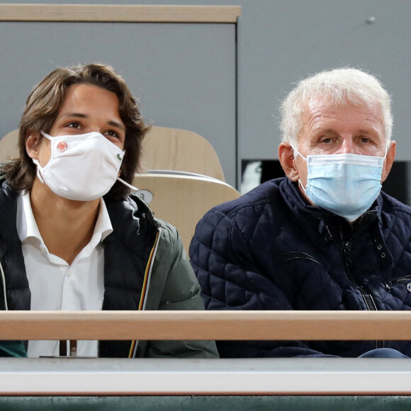Patrick Poivre D'Arvor et son petit-fils en tribune lors de la finale homme des internationaux de tennis de Roland Garros à Paris remportée par Rafael Nadal en trois set le 11 octobre 2020. © Dominique Jacovides / Bestimage